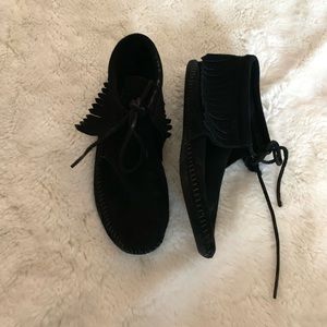 Minnetonka Fringe Booties - Black